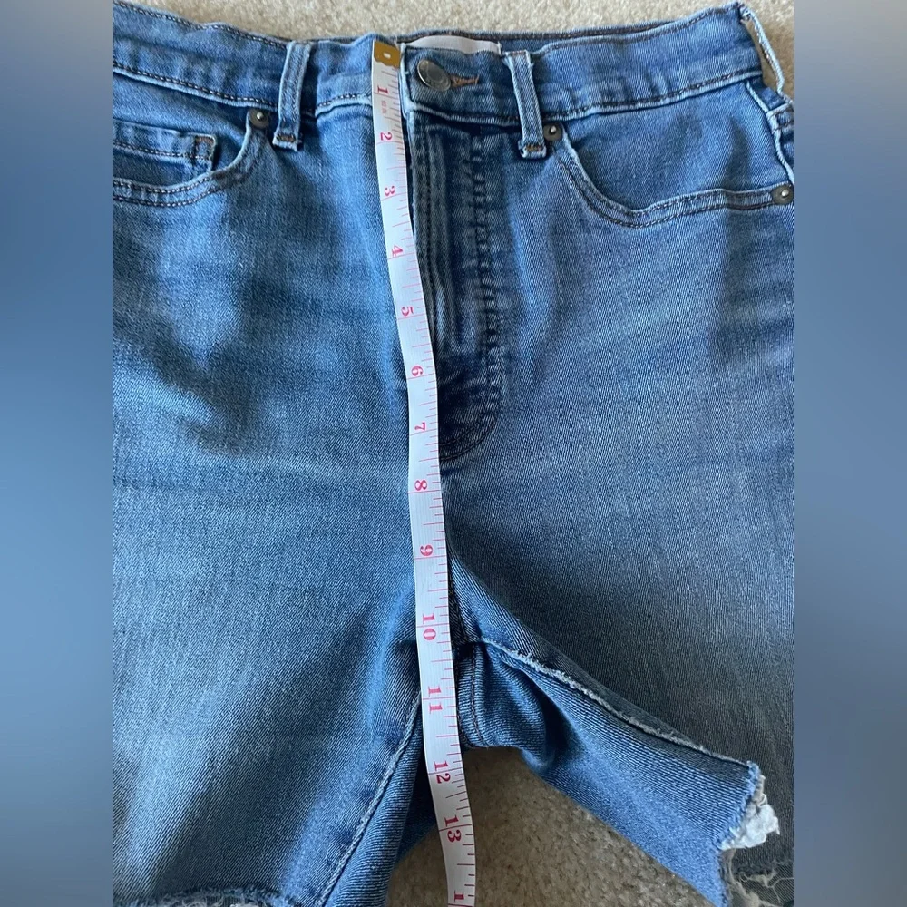 EVERLANE‎ denim hand-cut shorts. Women size 27.